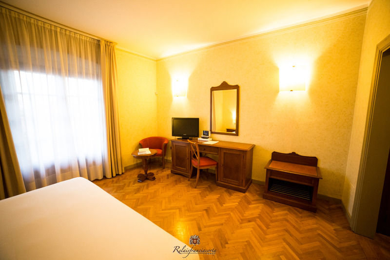 Готель Relaisfranciacorta Корте-Франка Екстер'єр фото