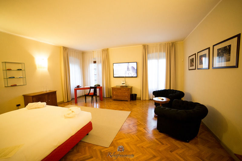 Готель Relaisfranciacorta Корте-Франка Екстер'єр фото